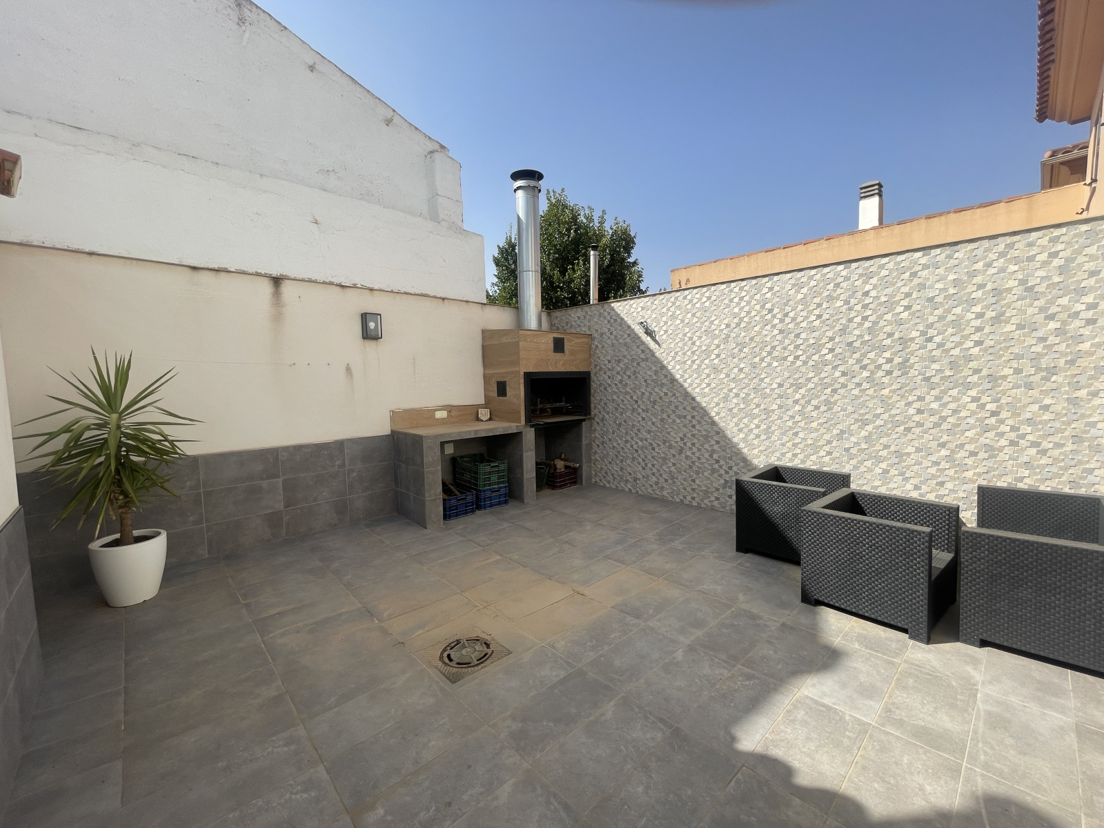Patio con barbacoa.