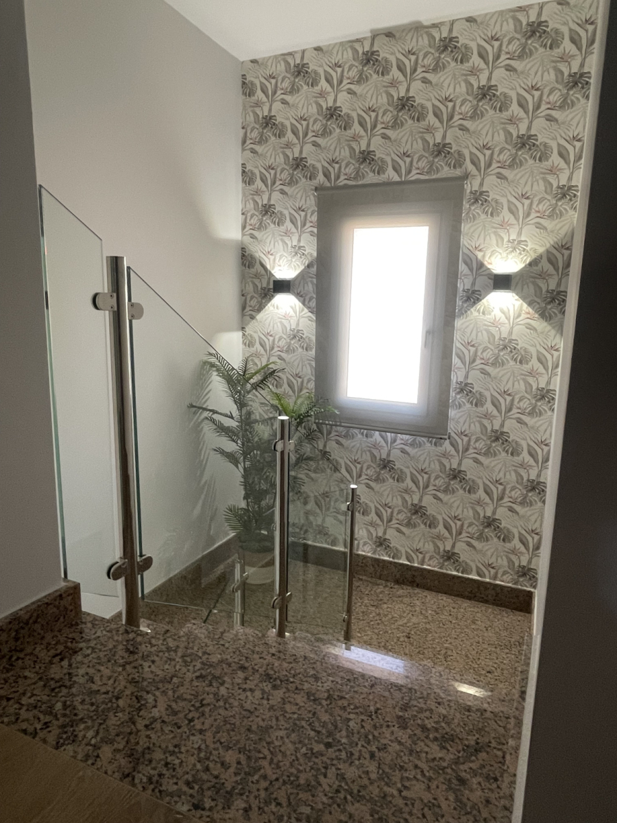 Acceso a la primera planta.